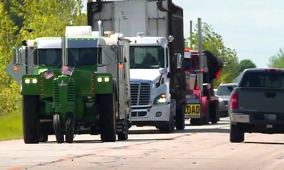 2 oncoming w semis twk 22